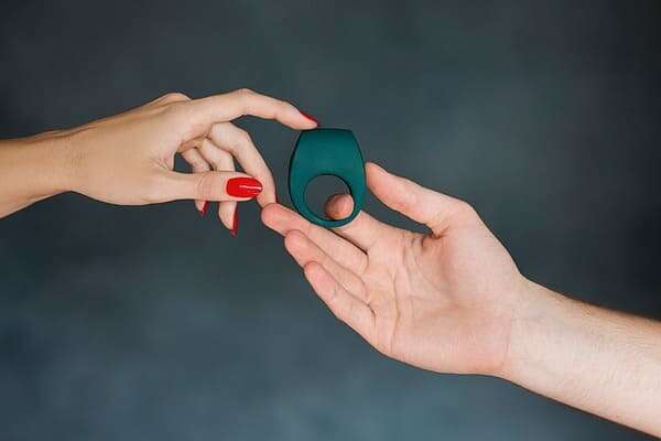 Cómo usar un anillo vibrador ponerlo y usarlo correctamente para sexo clitoriano con vibración